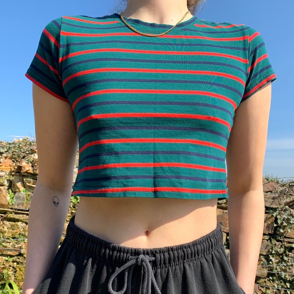💚 3/$15 Size Large Green, Red, & Blue Striped Short Sleeves Crop Top - Picture 1 of 4